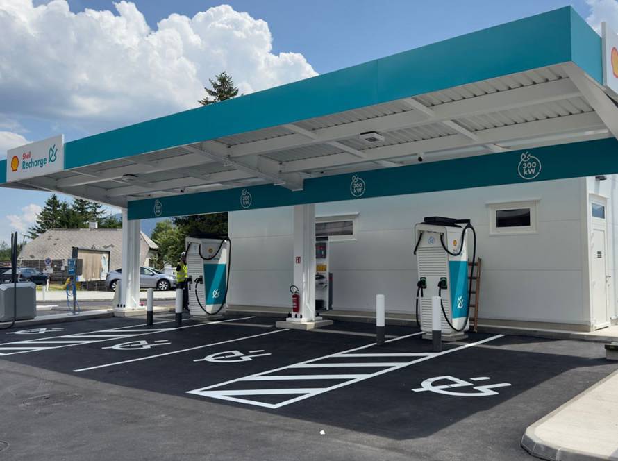 Neue Elektroladestation mit mehreren Schnellladepunkten an der B320 Ennstal Bundesstraße