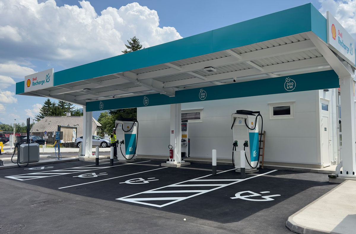 Neue Elektroladestation mit mehreren Schnellladepunkten an der B320 Ennstal Bundesstraße
