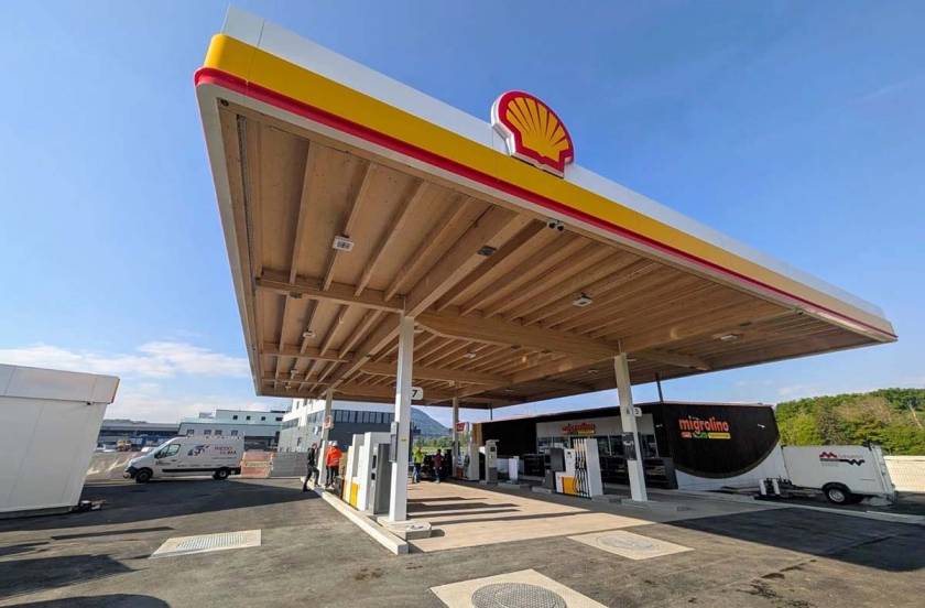 Shell Tankstelle mit modernem Shop in Palézieux-Gare VD, Schweiz