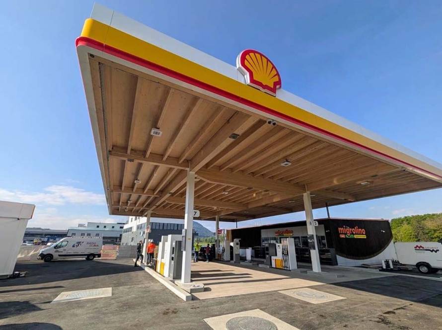 Shell Tankstelle mit modernem Shop in Palézieux-Gare VD, Schweiz