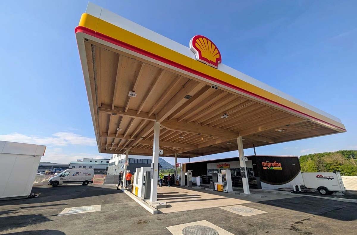 Shell Tankstelle mit modernem Shop in Palézieux-Gare VD, Schweiz