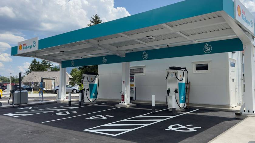 Neue Elektroladestation mit mehreren Schnellladepunkten an der B320 Ennstal Bundesstraße