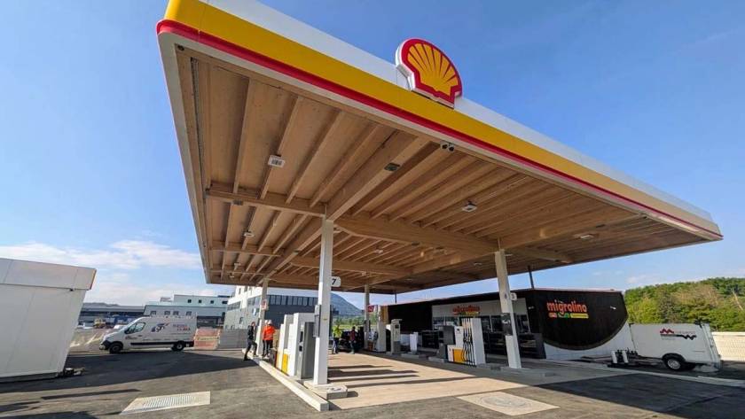 Shell Tankstelle mit modernem Shop in Palézieux-Gare VD, Schweiz